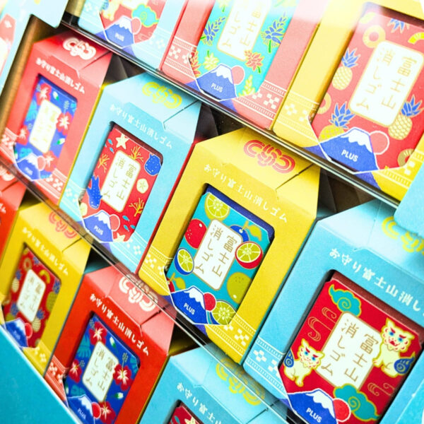 PLUS 富士山消しゴム 12個セット お守り富士山 ER-100AIF-12P エアイン樹脂 消し心地も抜群 裏面にメッセージが記入できる 日本 (タイプ2種: 縁起の良い6種類のモチーフと和柄のケース、沖縄バージョン)