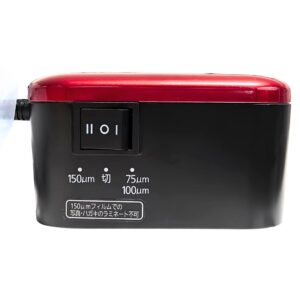 アイリスオーヤマ 高速起動ラミネーターA3 2本ローラー 75μmフィルムに対応  [KHSL-A322-R レッド] 35秒で高速起動 オートオフ機能 ワイヤートレー付き サイズ:490×154×80mm 重量:2.4kg 消費電力:1320W 電源:100V､50 / 60HZ - 画像 (4)