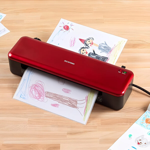 アイリスオーヤマ 高速起動ラミネーターA3 2本ローラー 75μmフィルムに対応  [KHSL-A322-R レッド] 35秒で高速起動 オートオフ機能 ワイヤートレー付き サイズ:490×154×80mm 重量:2.4kg 消費電力:1320W 電源:100V､50 / 60HZ