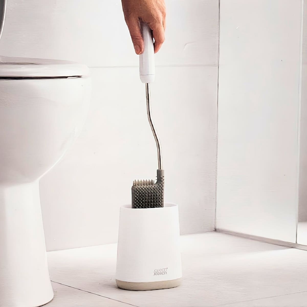 Joseph Joseph デュオ フレックス ライト アドバンスト トイレブラシ 型番:70562 スリムな収納ホルダー 長時間使用しても毛が変形しにくい - 画像 (6)